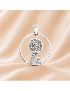 Medalla redonda de plata con grabado de la Virgen del Pilar y acabado pulido brillante.
