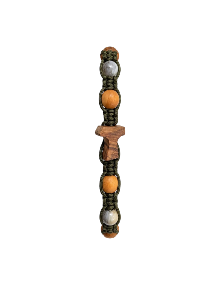 Pulsera artesanal con Cruz Tau de madera de olivo, cuentas naturales y medalla de San Benito