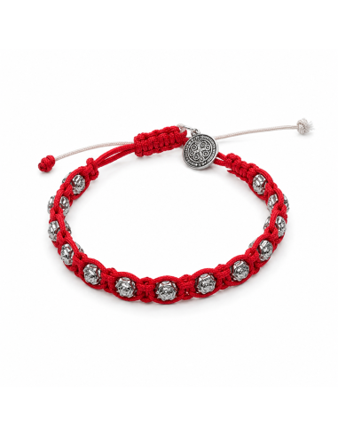 Pulsera roja macramé ajustable con rosas plateadas y medalla de San Benito