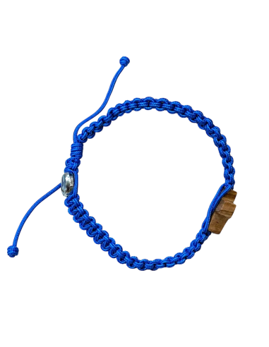 Pulsera artesanal de macramé con cruz de madera y medalla del Sagrado Corazón