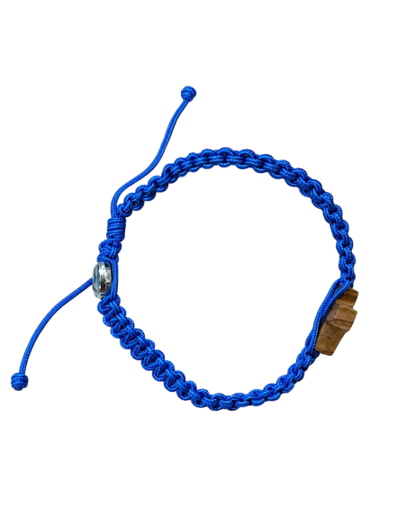 Pulsera artesanal de macramé con cruz de madera y medalla del Sagrado Corazón