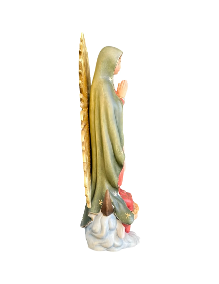Vista lateral de la estatua Nuestra Señora de Guadalupe en madera