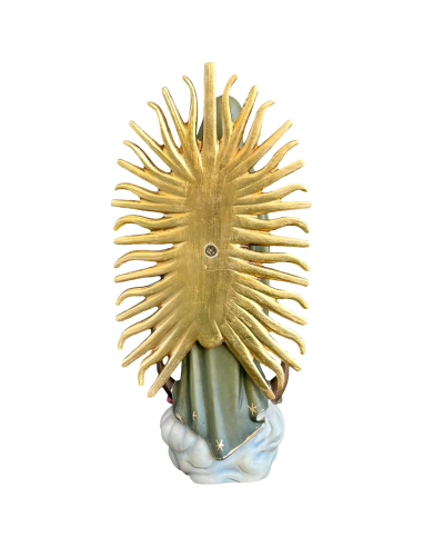 Parte posterior de la estatua Virgen de Guadalupe con rayos dorados