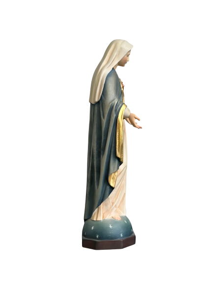 Vista lateral de la estatua Sagrado Corazón de María en madera