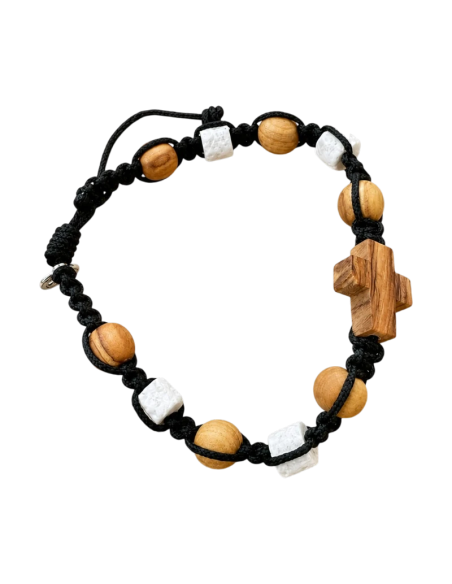 Pulsera de macramé negra con cruz de madera de olivo, detalles blancos efecto piedra y medalla de San Benito