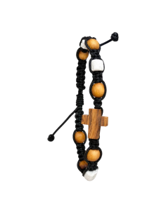 Pulsera de macramé negra con cruz de madera de olivo, detalles blancos efecto piedra y medalla de San Benito 2