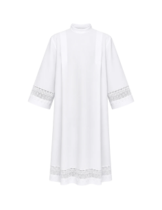 Alba sacerdotal blanca con forro negro y encaje de alta calidad.