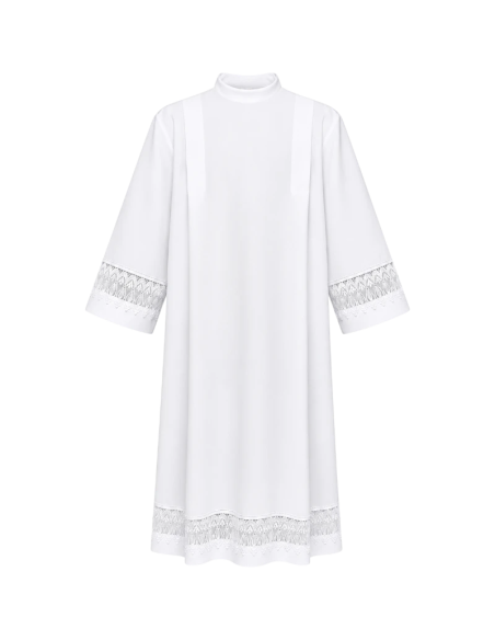Alba sacerdotal blanca con forro negro y encaje de alta calidad.