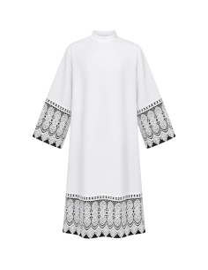 Alba sacerdotal blanca con amplio encaje floral en mangas y bajo.