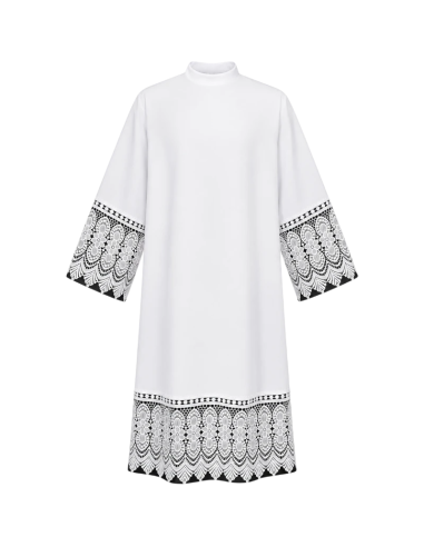 Alba sacerdotal blanca con amplio encaje floral en mangas y bajo.