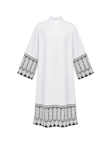 Alba sacerdotal blanca con amplio encaje floral en mangas y bajo.