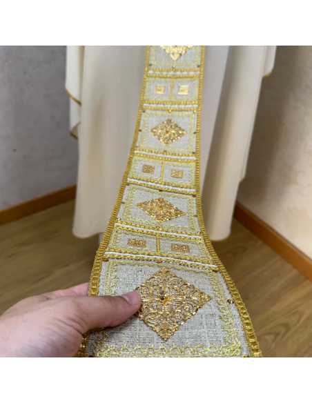 Casulla Gloria Dei de Lana Marfil Bordada a Mano | Karelia Arte Sacra
