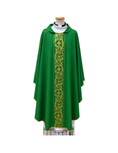 Casulla Via Nova verde con bordado dorado de cruces