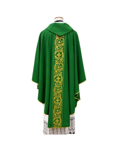 Casulla Via Nova verde con bordado dorado de cruces 2