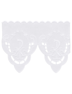 Mantel de altar con puntilla calada y Crismón bordado en blanco