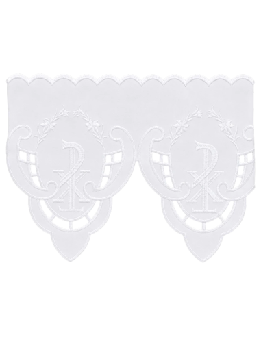 Mantel de altar con puntilla calada y Crismón bordado en blanco