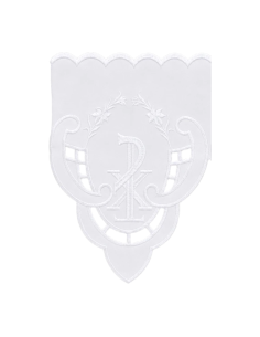 Mantel de altar con puntilla calada y Crismón bordado en blanco 2