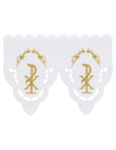 Mantel de altar con puntilla blanca y Crismón bordado en dorado