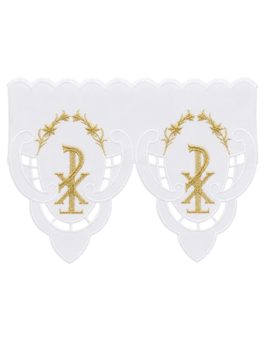 Mantel de altar con puntilla blanca y Crismón bordado en dorado