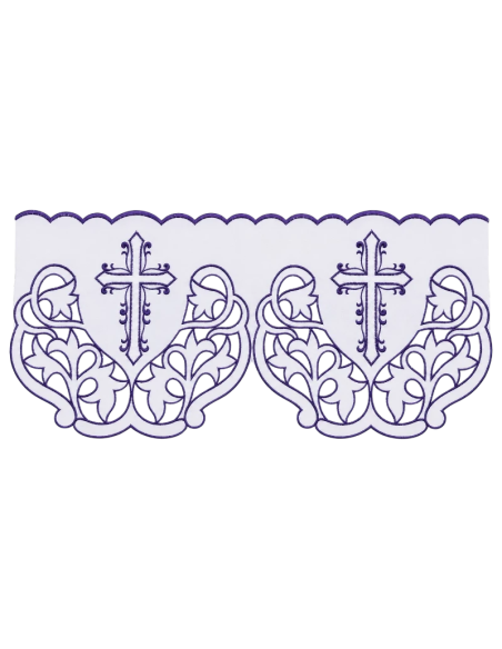 Mantel de altar con puntilla calada y cruz bordada en morado