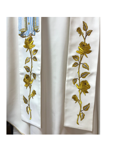 Estola Virgen de Fátima bordada con coronas, rosas doradas y monograma mariano 2