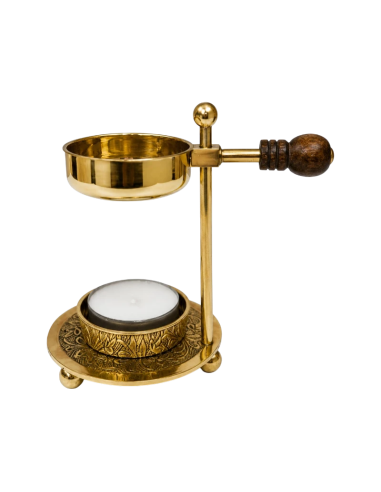 Incensario de latón dorado con mango de madera y base decorativa