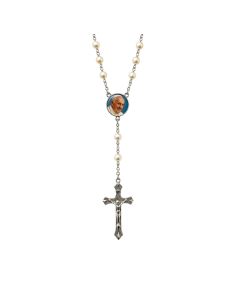 Rosario de perlas blancas con medalla del Papa Francisco y crucifijo metálico plateado 2