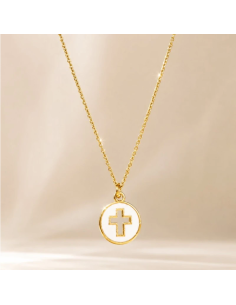 Collar dorado con cruz calada y esmalte blanco frontal de 15 mm