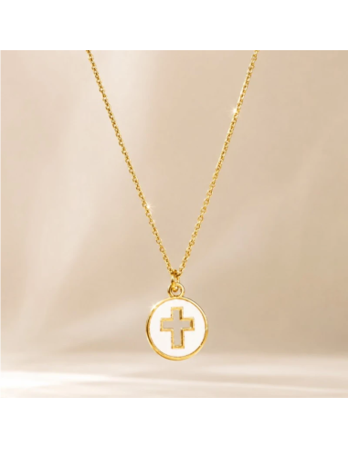 Collar dorado con cruz calada y esmalte blanco frontal de 15 mm
