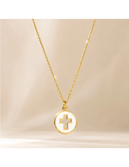 Collar dorado con cruz calada y esmalte blanco frontal de 15 mm