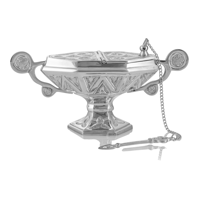 naveta con cucharilla y cadena plateada